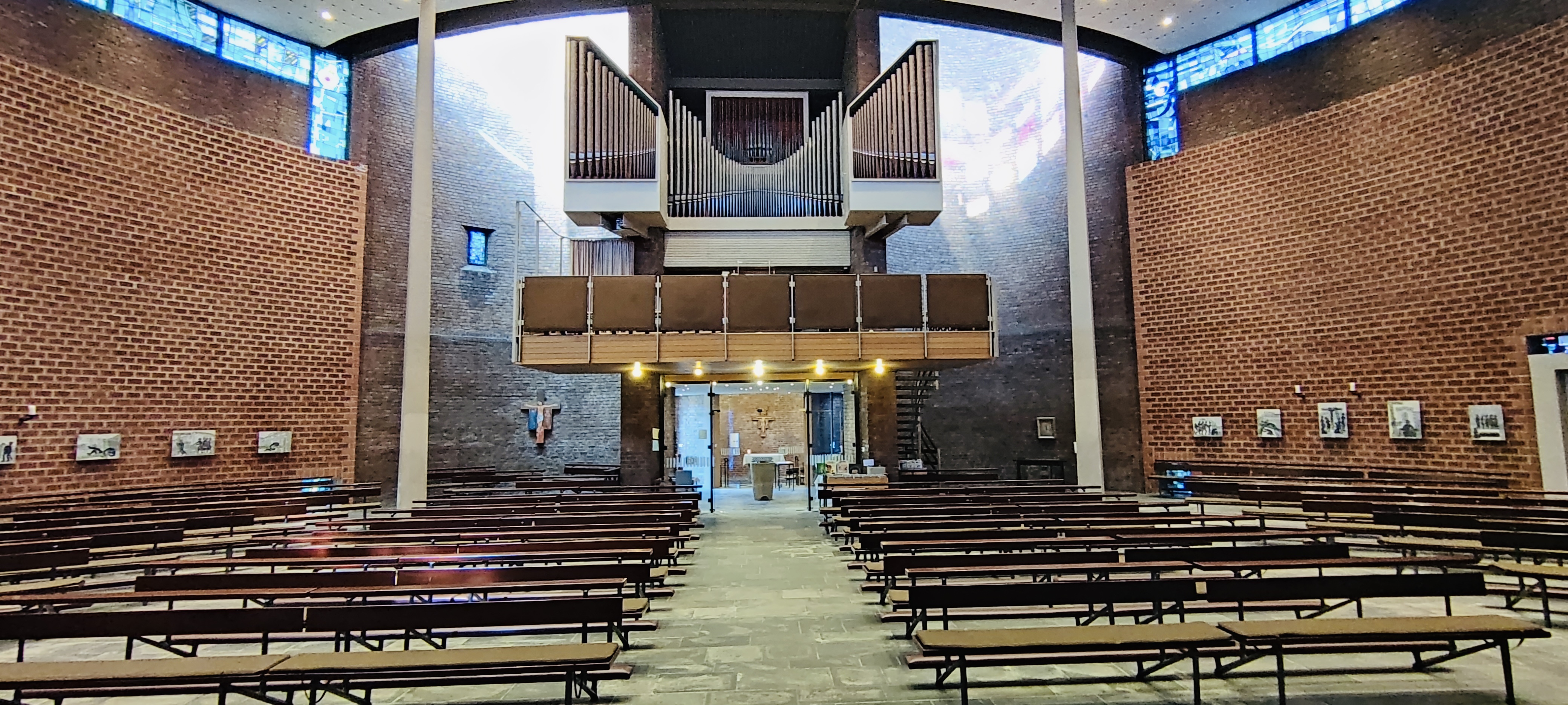 St. Franziskus Innen Richtung Orgel